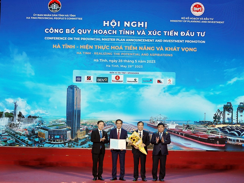 Phó Thủ tướng Chính phủ Trần Hồng Hà trao Quyết định Quy hoạch tỉnh Hà Tĩnh thời kỳ 2021 - 2030, tầm nhìn đến 2050