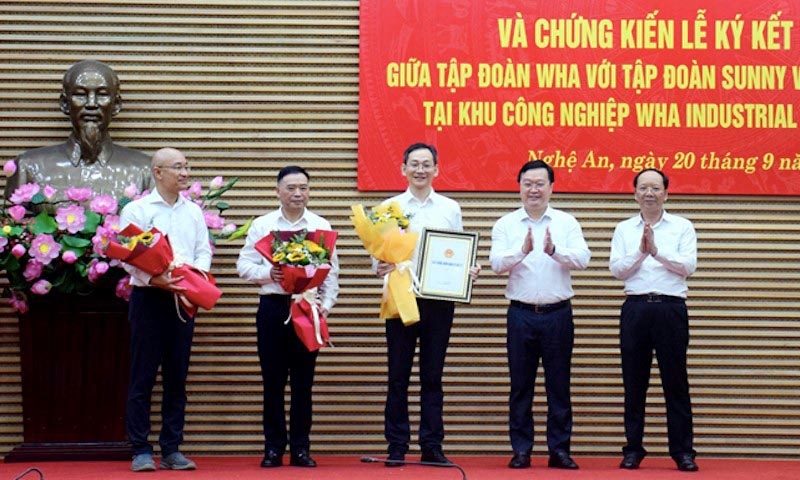 Nghệ An: Trao Giấy chứng nhận đầu tư dự án cơ sở mới Sunny Automotive Quang học Vina