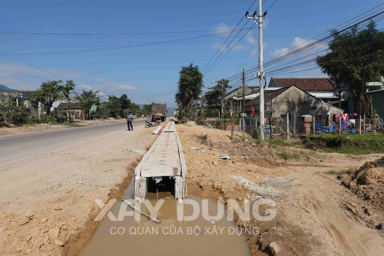 Bình Định: Chuyện lạ về mương thoát nước QL.19 cao hơn nhà dân trên 1m