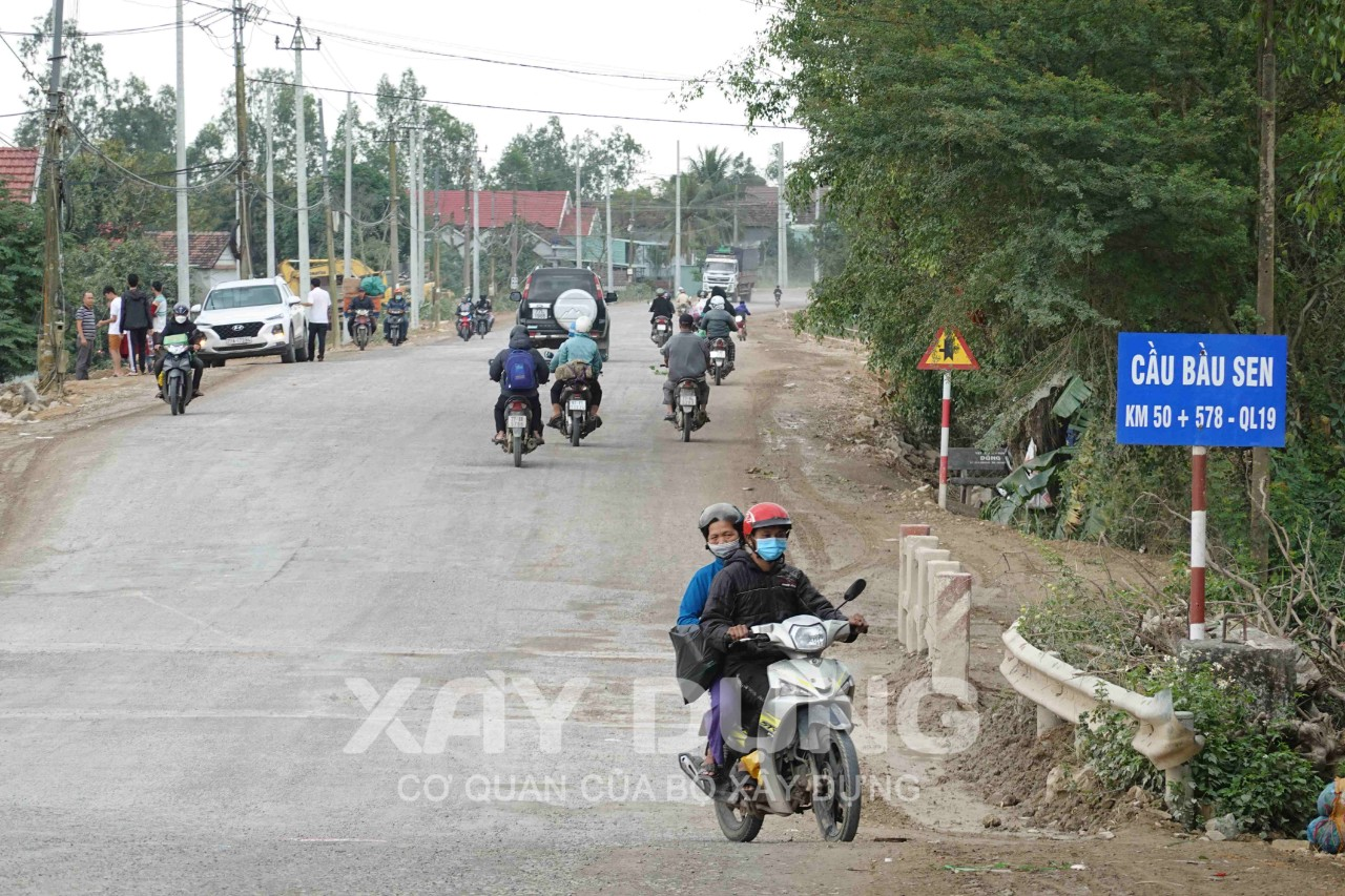 Bình Định: Mặt đường Q.L19 “bưng kín” mặt nhà dân