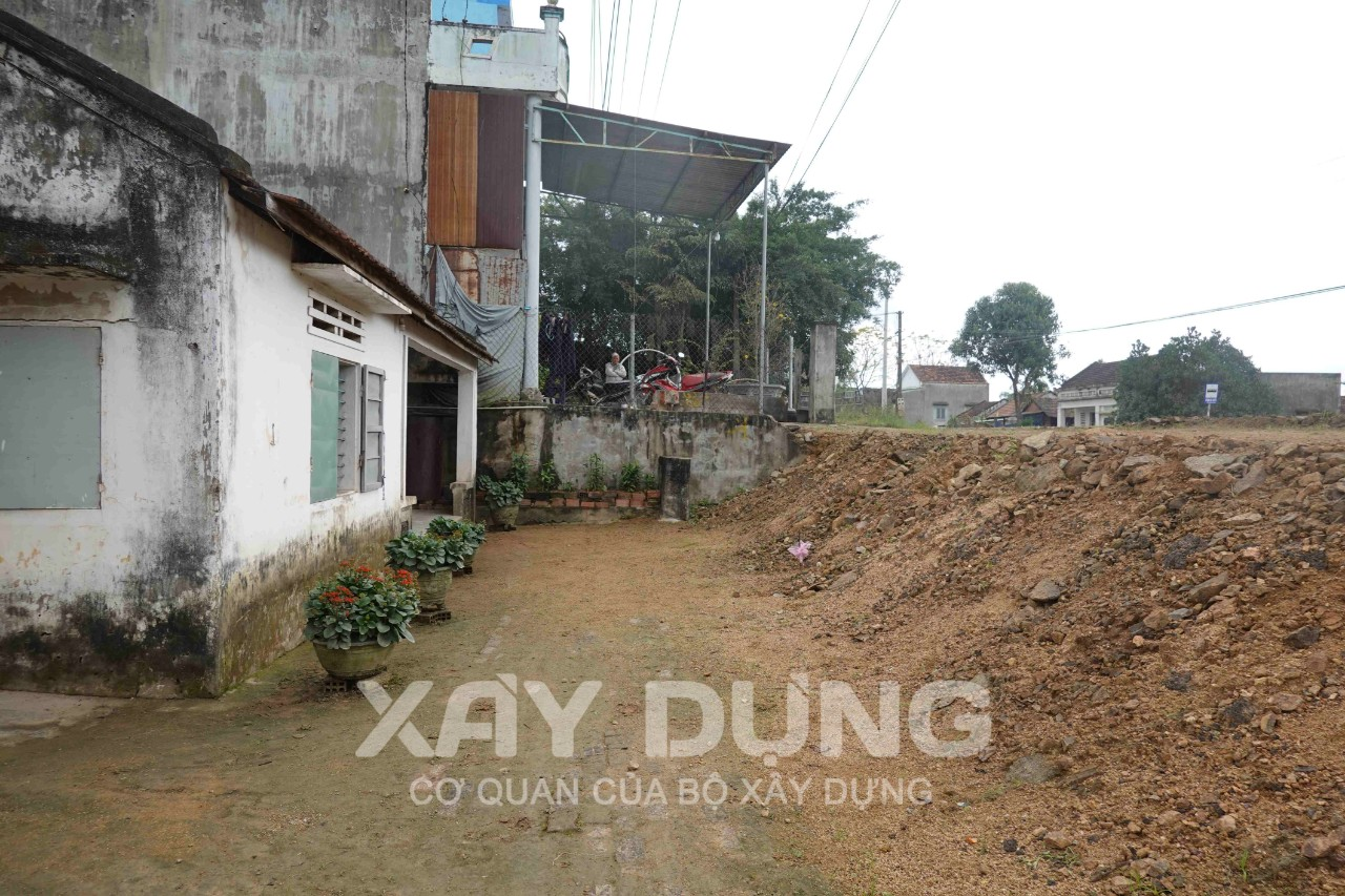 Bình Định: Mặt đường Q.L19 “bưng kín” mặt nhà dân