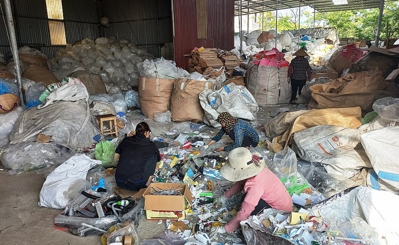 Hải Dương: Xưởng tái chế rác thải không phép xây trên đất nông nghiệp