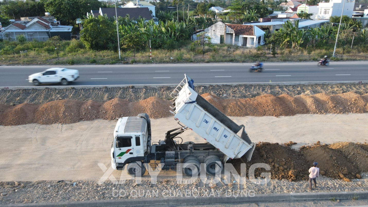 Gói thầu trồng cây xanh tuyến đường Võ Nguyên Giáp ở Khánh Hòa: Quản lý lỏng lẻo, tạo kẽ hở cho đơn vị trúng thầu “làm bậy”?