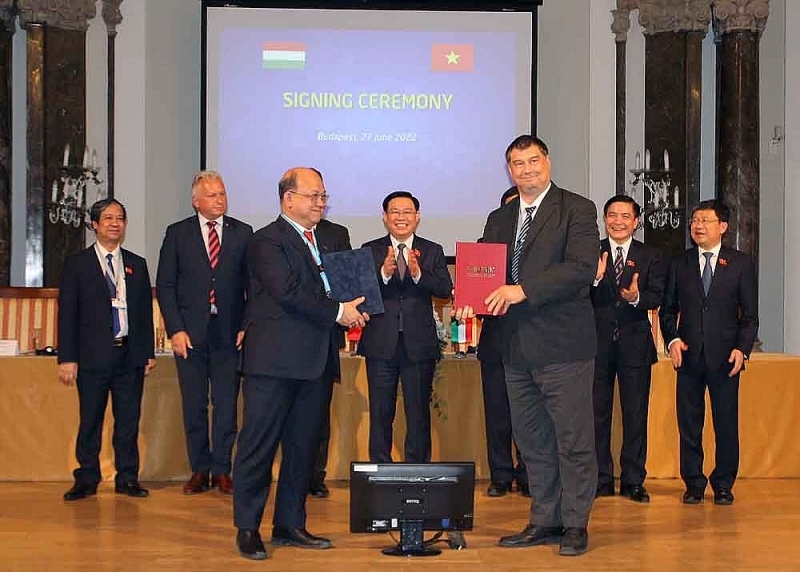 Chủ tịch Quốc hội Vương Đình Huệ dự Diễn đàn hợp tác giáo dục Việt Nam-Hungary
