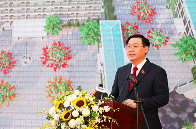 Chủ tịch Quốc hội Vương Đình Huệ dự Lễ khai giảng năm học mới tại trường THPT Kỳ Sơn
