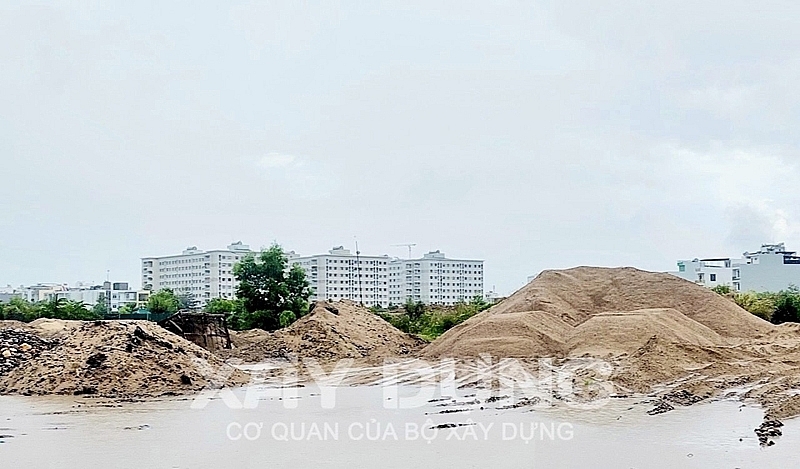 Đội lốt thi công nạo vét dòng sông ở thành phố Nha Trang để hút cát?