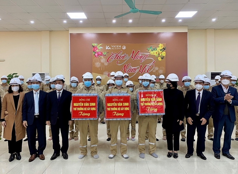 Thứ trưởng Bộ Xây dựng Nguyễn Văn Sinh, lãnh đạo Công đoàn Xây dựng Việt Nam thăm và tặng quà người lao động nhân dịp Tết Nhâm Dần 2022