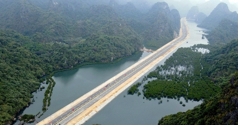 Quảng Ninh: Đường bao biển Hạ Long - Cẩm Phả, nhiều công trình mới “mọc” lên ở ven đường