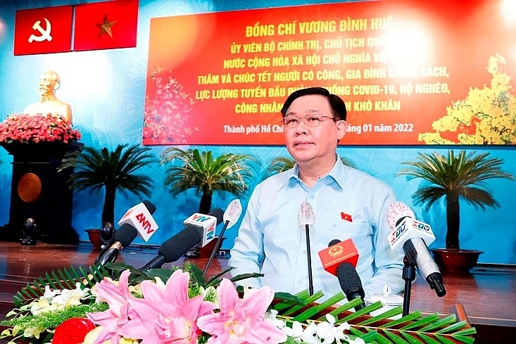 Chủ tịch Quốc hội tặng quà đại diện Sở Y tế Thành phố Hồ Chí Minh