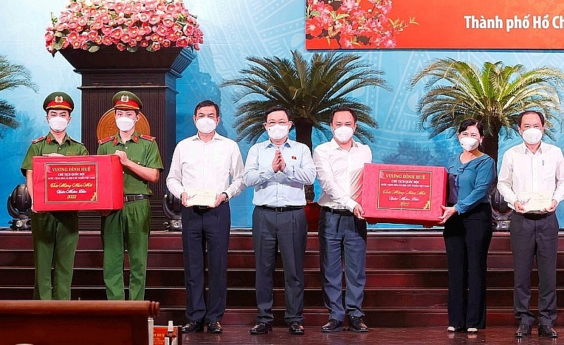 Chủ tịch Quốc hội tặng quà đại diện Sở Y tế Thành phố Hồ Chí Minh
