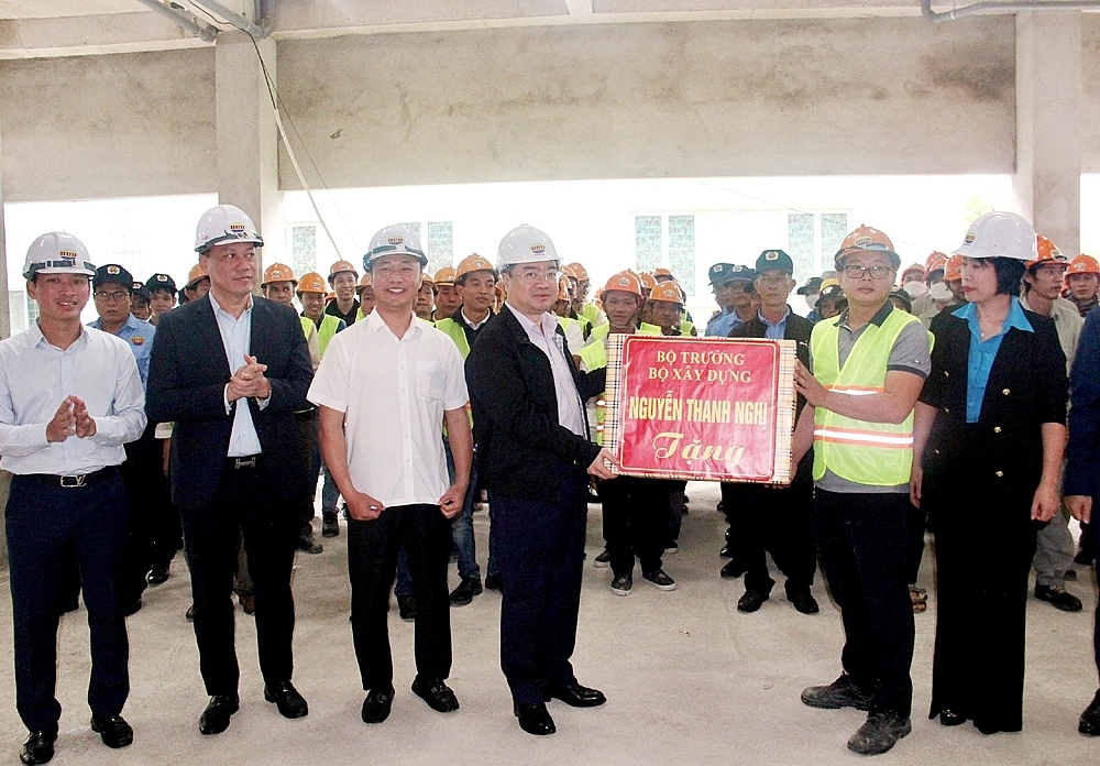 Bộ trưởng Bộ Xây dựng chúc Tết và tặng quà người lao động tại Khánh Hòa