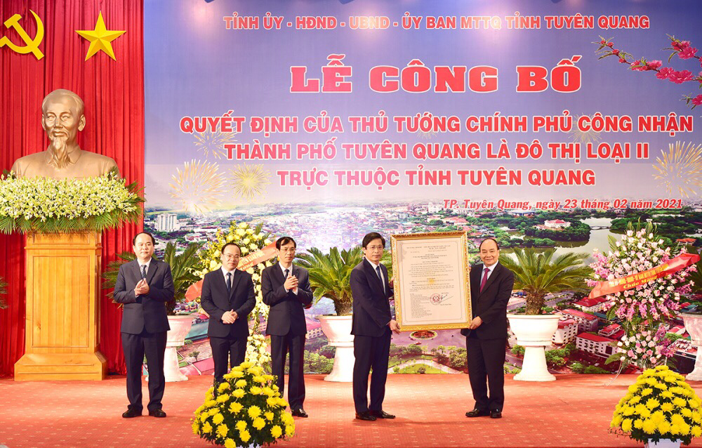 thu tuong nguyen xuan phuc trao quyet dinh cong nhan thanh pho tuyen quang la do thi loai ii