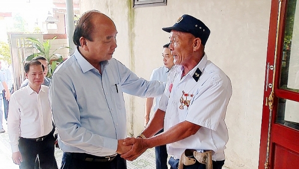 Chủ tịch nước Nguyễn Xuân Phúc đến thăm, động viên các gia đình chính sách tại Quảng Bình