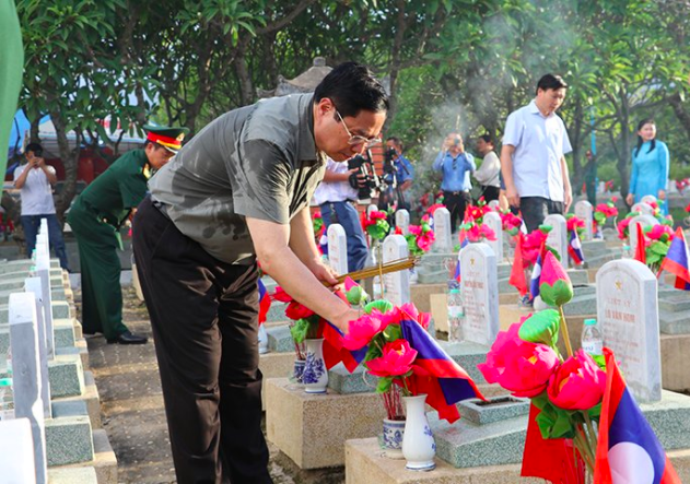 Thủ tướng Chính phủ dâng hương tưởng niệm các anh hùng liệt sỹ tại Nghĩa trang Quốc tế Việt – Lào
