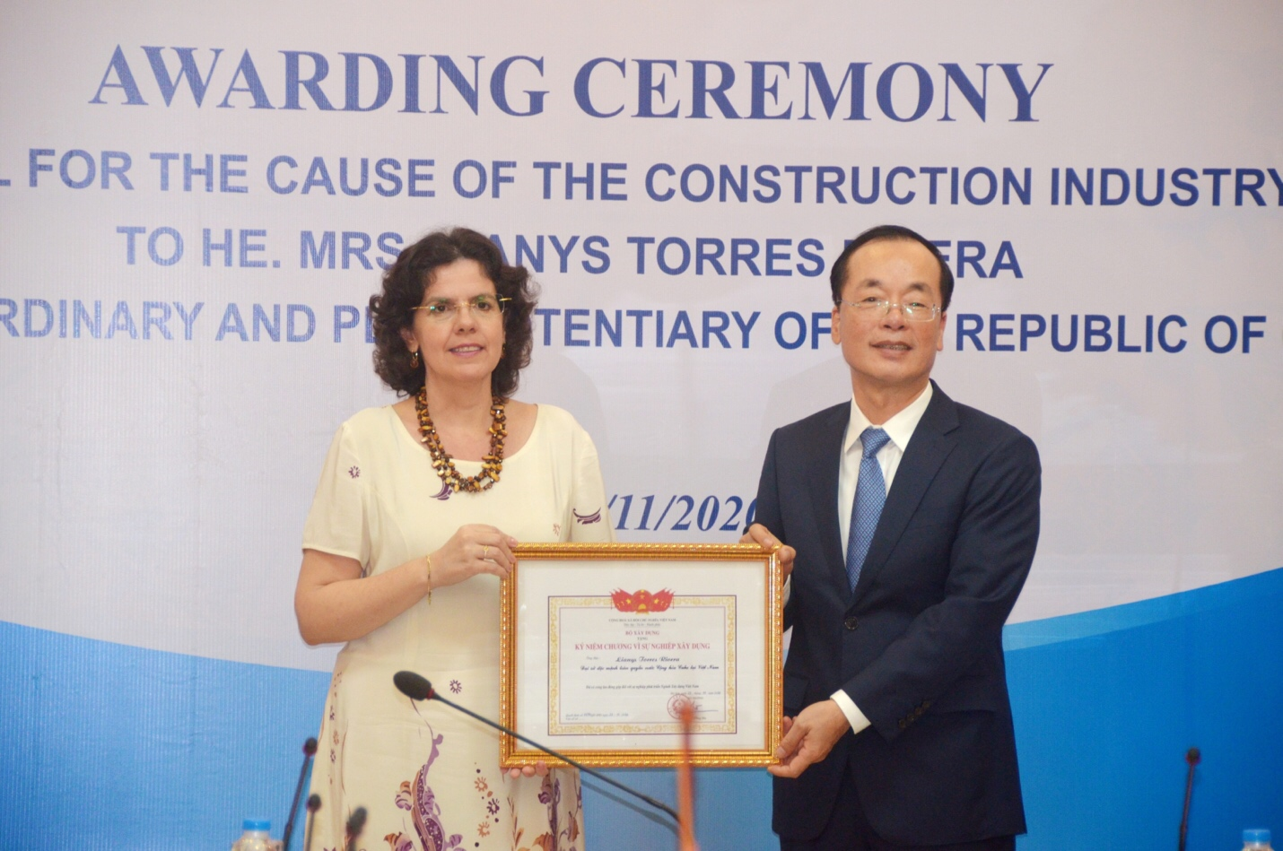 Trao tặng “Kỷ niệm chương vì sự nghiệp Xây dựng” cho Đại sứ Cuba tại Việt Nam