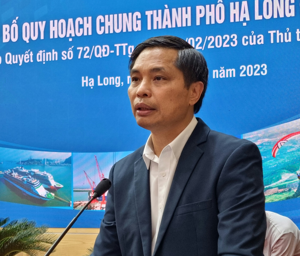 Thứ trưởng Bộ Xây dựng Nguyễn Tường Văn trao quy hoạch chung cho thành phố Hạ Long