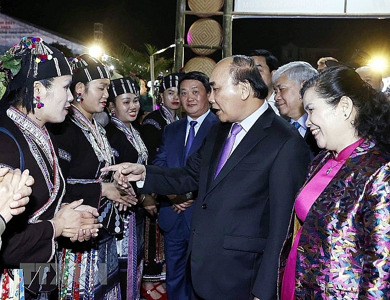 Chủ tịch nước Nguyễn Xuân Phúc dự khai mạc Hội chợ sâm Lai Châu 2022